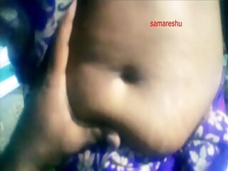 aunty exhibiting a resemblance navel with an increment of pussy